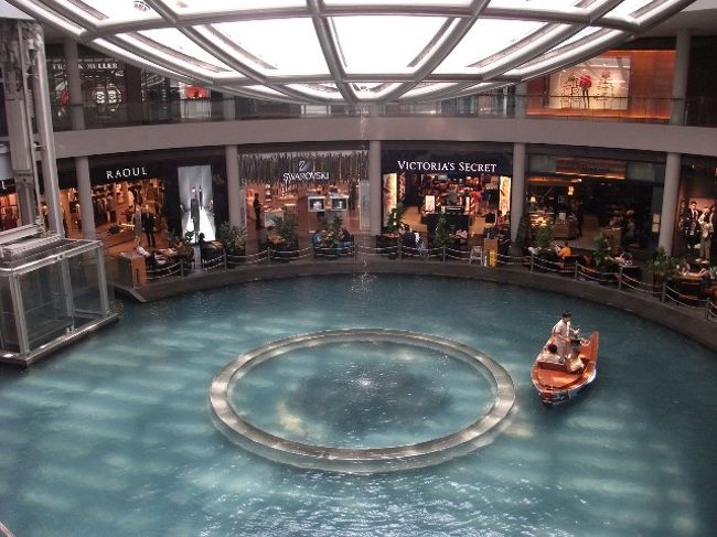 3日目：マリーナ・ベイ・サンズ<br />ホテル内に運河が流れていて、ゴンドラも乗れる。