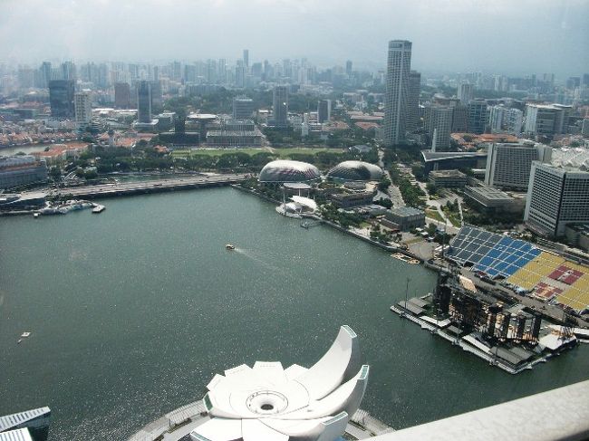マリーナ・ベイ・サンズ<br />スカイ・ウォーク展望台<br />お昼くらいに展望台に着き、場所によっては風が強い。<br />周りに厚い透明の壁があるけど、やっぱり足が竦む。<br />遠くのほうは霞んでいて、はっきり見えなかった。