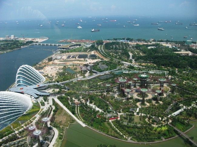 マリーナ・ベイ・サンズ<br />スカイ・ウォーク展望台<br />眼下にはガーデンズ・バイ・ザ・ベイが見える。