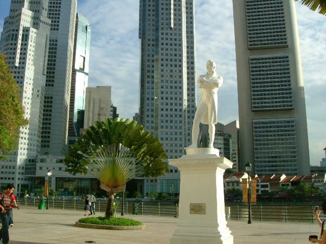 3日目：ボートキーのラッフルズ上陸地<br />ラッフルズ像(2009年撮影)<br />