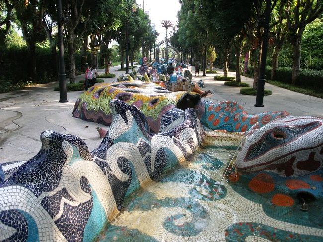 セントーサ島：マーライオン・ウォーク<br />マーライオンの裏手に、スペインのモザイク調の水路や噴水がある。<br />