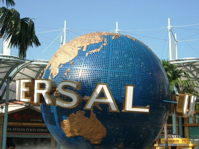 ユニーバーサル・スタジオ・シンガポール<br />入場口手前の広場<br />チケット売り場で6pmに閉館とのことだったので早足で観光する。