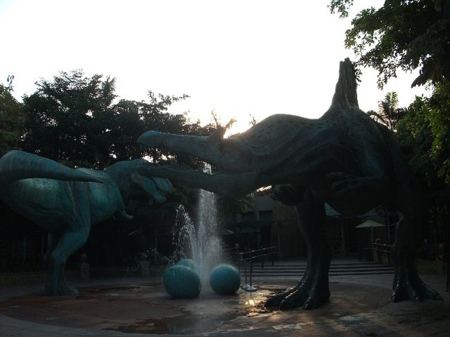 ユニーバーサル・スタジオ・シンガポール<br />ジュラシックパークのアトラクション前<br />6人乗りの円状のボートに乗り、ジャングルを進んで行き、最後は急降下の滝を下る。運悪く、ずぶ濡れになった。隣にいた友達はほとんど濡れず。<br />(ボートに乗っているときは傘をさすのは禁止されているので、レインコートを事前に購入できる。)