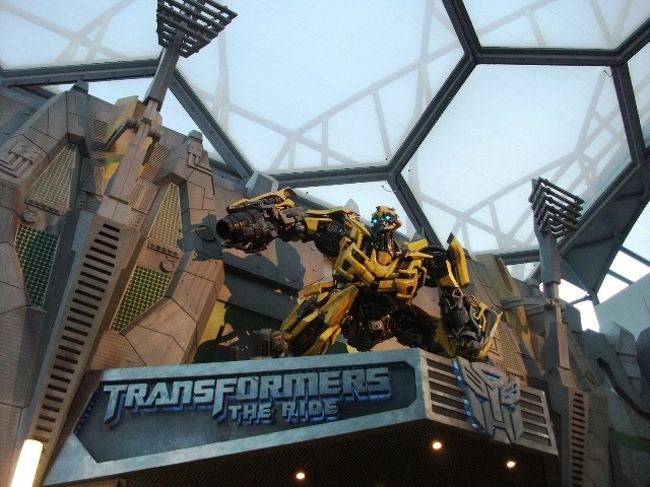ユニーバーサル・スタジオ・シンガポール<br />トランスフォーマーのアトラクションの前