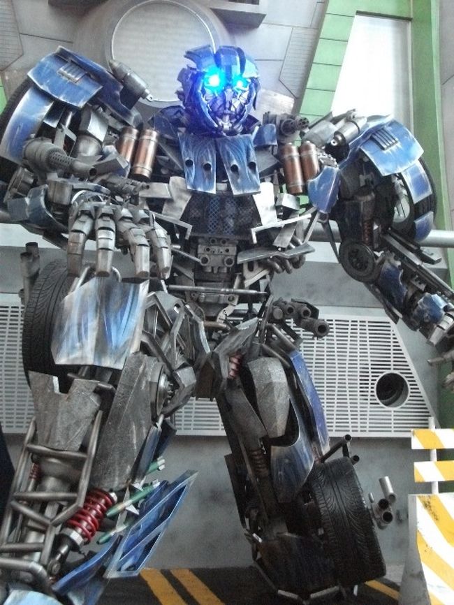 ユニーバーサル・スタジオ・シンガポール<br />トランスフォーマーのアトラクションの前