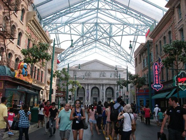 ユニーバーサル・スタジオ・シンガポール<br />ニューヨーク・エリア周辺<br /><br />夕方近い時間帯と6pm閉館のため、4つのアトラクションの待ち時間は各5分くらいだった。<br />2時間しか時間がなかったけど、快適に観光できた。<br /><br />即行、空港に向かった。