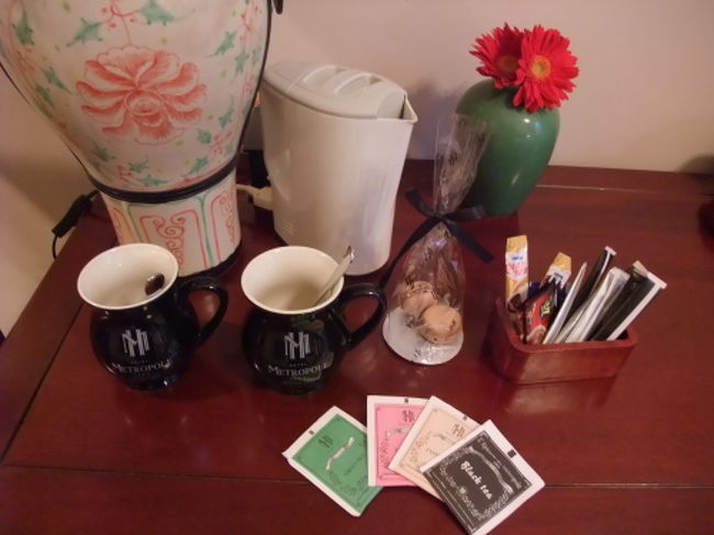 お部屋にはお茶など揃っていてサービスのきめ細かさが伝わってきます。<br />ウエルカムマカロンがありました！<br /><br />深紅のガーベラが部屋のアクセントになっています。