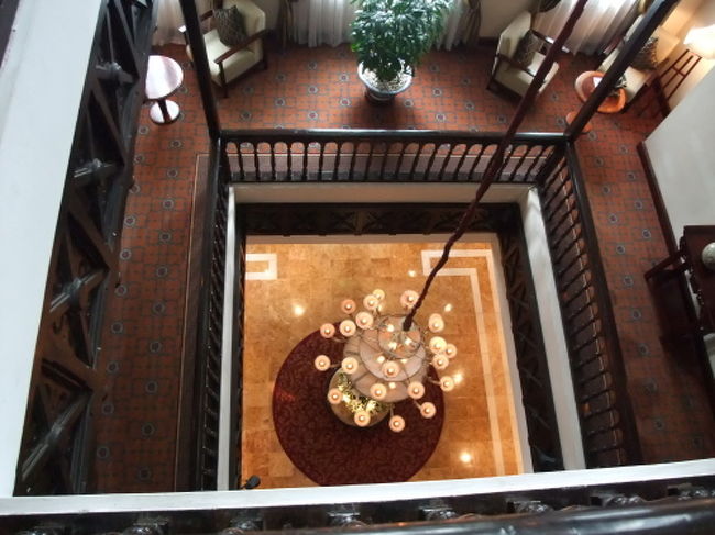 エレベーターホールからフロントへの階段。<br />調度品も全てセンスが良い物ばかりです。