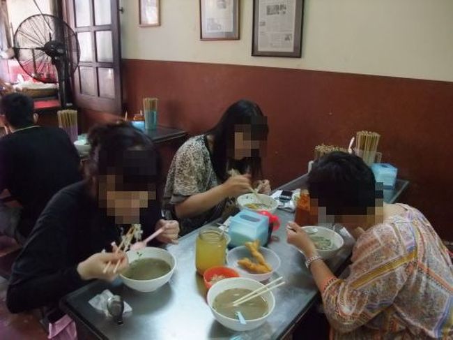 ローカル度満点！<br />もちろんエアコンなし！<br />地元のおじさんと一緒にフォーをすすります。