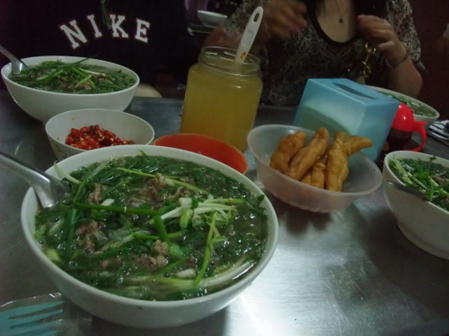 大量の青ネギとパクチーが乗っています。<br /><br />スープはあっさりとしてはいるんだけどコクがすごい！<br />うまかった！<br /><br />しかし、ぼられたのか外人料金だったのか400円ほど取られてびっくり！