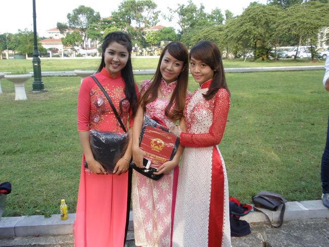 外の広場で記念撮影をしていた女子高生。<br /><br />メイクもばっちりです。