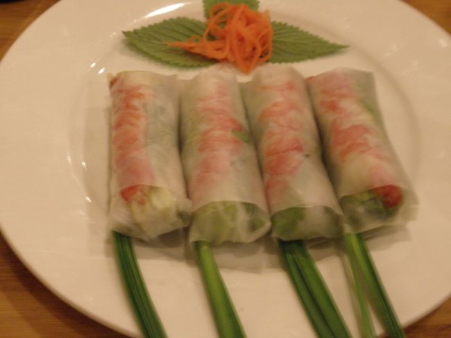 買い物をたくさん抱えながら、初日に予約した水上人形劇を見に行きました。<br />残念ながら写真が全部ピンボケ。<br />面白くないとか行かなくてもよいなんて評判だった人形劇だったけど、それなりに楽しめました！<br />生演奏はやっぱり良いね！<br /><br />ハノイのレストランはほとんど10時頃閉まっちゃうので人形劇の後、急いでベトナム人がたべるベトナム料理が食べられると言う「Quan Com Pho」にいきました。<br /><br />着いたのが9時近くだったのでレストランももう閉店の雰囲気...<br />初めに取ったオーダーがラストオーダーでした。<br />写真付きで英語のメニューがありましたよ！<br /><br />写真はハノイでは揚げ春巻きがメジャーなので初めての生春巻き！