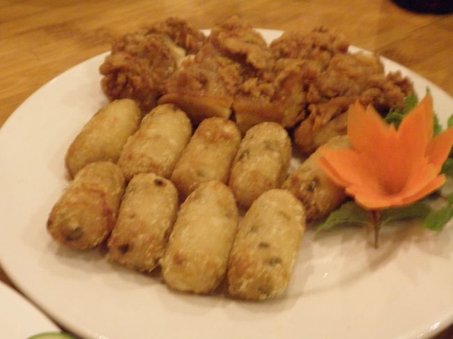鶏のから揚げともち米おにぎりの素揚げって感じかしら...<br />なぜかセット。<br />どちらも日本人には馴染みやすい味。<br />ベトナム料理はお年寄りでもOKですね。<br />東南アジア大好きな私にはちょっと物足りないかな...<br />やはり暑いとスパイスが効いた辛い物がたべたくなるなあ。