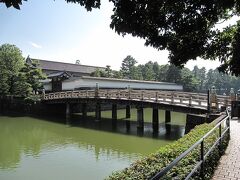 一ツ橋を超えて、さらに進むとお濠に突き当ります。

お濠には「平川橋」がかかっています。

