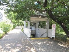 お濠に沿った通りに下には、地下鉄東西線が走り、「竹橋駅」の入口がありました。