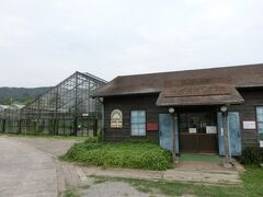 バスを降りると、すぐ先に「ベジタブルガーデン」が見えました。が、周囲を歩いてみても、ホテルのある「ハーブガーデン」は見当たりません。ベジタブルガーデンとハーブガーデンの２つで「ハーブアイランド」という施設名になっていたので、隣接しているものと思い込んでいたんですが、実際は違ったようです。