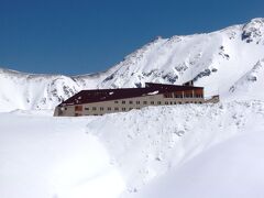 雪の中に室堂ターミナルです。