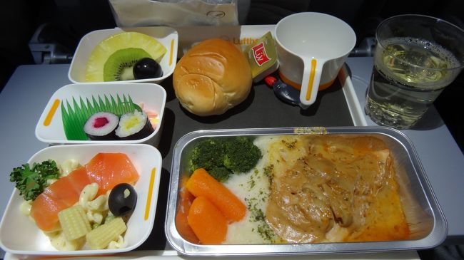 まぁ、お決まりで機内食です。エコノミーでしたが美味しかったですよ。最近は日本発の機内食は各社ともよくなりました。ちなみにメインの左側に少し見えるのはご飯ではなくマッシュポテトです。<br />結構重かったです。