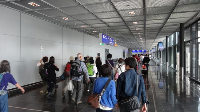 というわけで無事フランクフルト到着。いい季節だったのか、ルフトハンザが安くさばいているのかわかりませんがツアーの方が爆発的に多かったです。スイスやイタリアに乗り継ぐツアーがフランクフルトをハブにしているケースが多くなっているんでしょうね。安全性も高くて便利ですから。