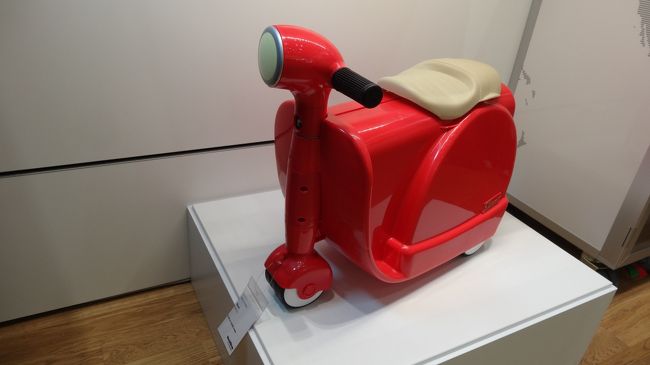 フランクフルト空港のShopで売っていたかわいいスクーター。日本だったら買っていたかも・・。