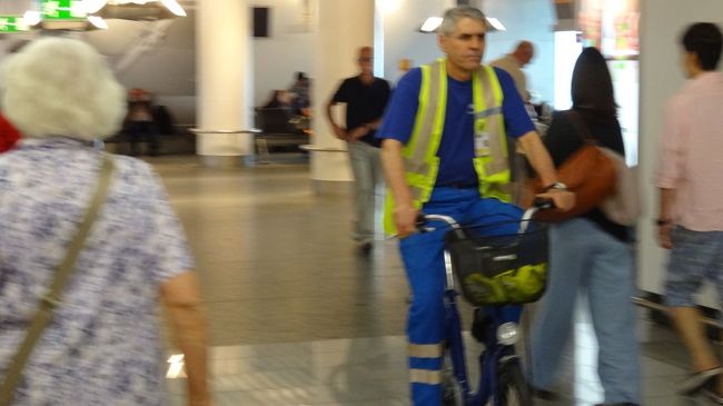 欧州の空港では自転車以外にもキックボードで移動するスタッフをたくさん見ます。