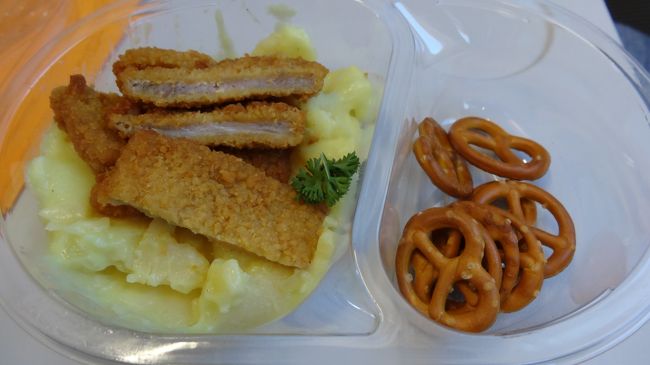 申し訳程度の機内食、と思いきや結構いけてました。が、到着後の晩御飯のことを考えて少しだけいただくことに。