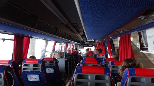 目前に出発間近の中央駅行きバスが・・。滑り込みセーフ。いきなりのあわただしい動きが今回の旅行の行く末を暗示させる。。。<br />室内の色遣いが鮮やかでいてハデハデしくなく、さすが北欧デザインと勝手に思い込む。