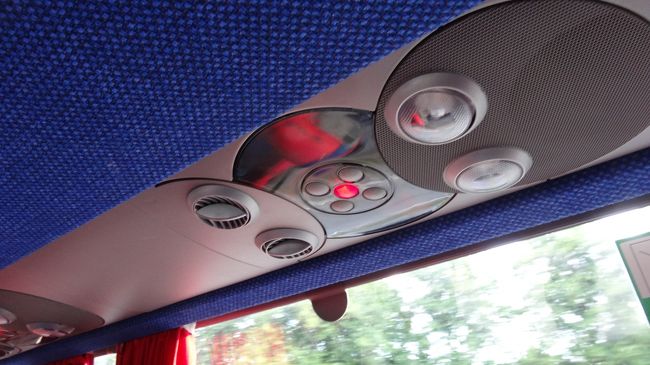 降車ボタンも近未来的デザイン。