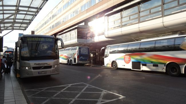 空港からのバスは中央駅の西側（ちょっと地味な側）に到着。ゴットランド島観光のフェリーターミナル行き等のバスも大体このターミナルから出発。
