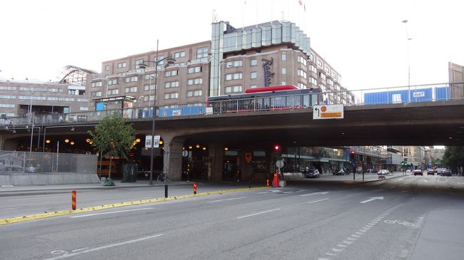 駅前の風景。ストックホルムの中心部では道路（歩道）の立体交差がとても多く、地図が理解しにくいです。是非、出発前にストリートビューで目的地までの道路を確認してください。<br />