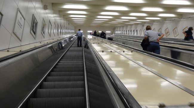 例によって長〜いエスカレーター。いったん見上げれば歩いてのぼる元気はなくなります。ちなみに上りはスウェーデン語で「UPP」。あっぷっぷでしょうか・・？