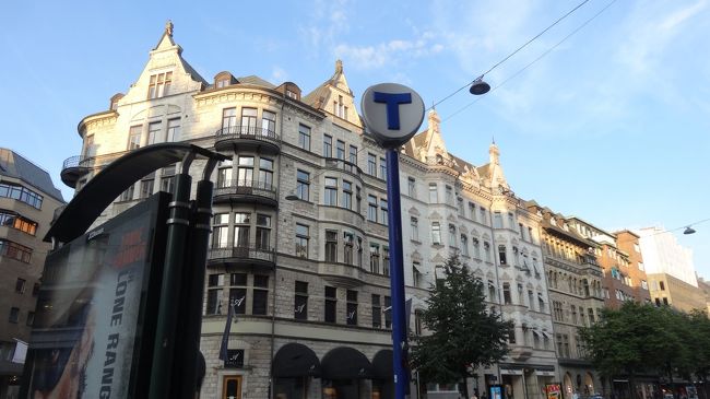 街中のTマークは地下鉄の入り口。<br />ちなみに鉄道の24時間カードは駅にあるKIOSK（売店）で購入します。すでに9時を過ぎていますがやっぱり陽が落ちません。早めに寝ることにしました。