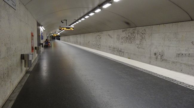 あいにく日曜日はShopも観光地もお休みのところが多いので、のんびり郊外へ。地下鉄のホームの壁には何か描かれているが。