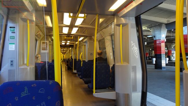 地下鉄の車内。とても清潔できれいです。内装のカラーは国旗と同じですね。