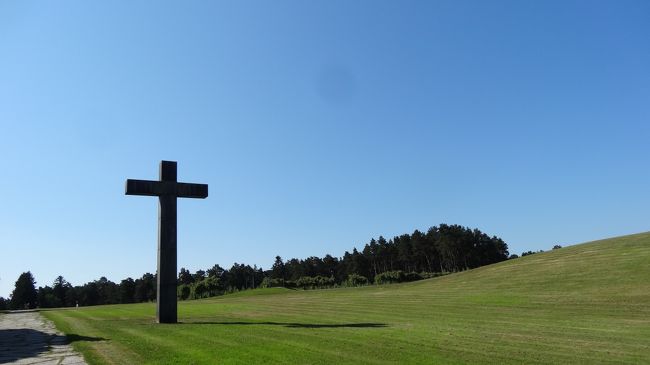 この十字架は高さが8mくらいはあり、異様な圧倒感と、周囲の自然とのコントラストに息をのみます。