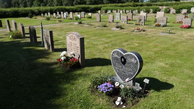 基本的には墓地ですのでお墓がたくさんあります。自然の中でゆったりと、安らかに眠る、というのはこういうことなんでしょう。