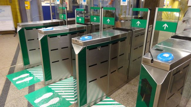 気を取り直して地下鉄に乗り込みひと駅ガムラスタンへ。地下鉄は下車の改札はありません。自動的に扉が開きます。