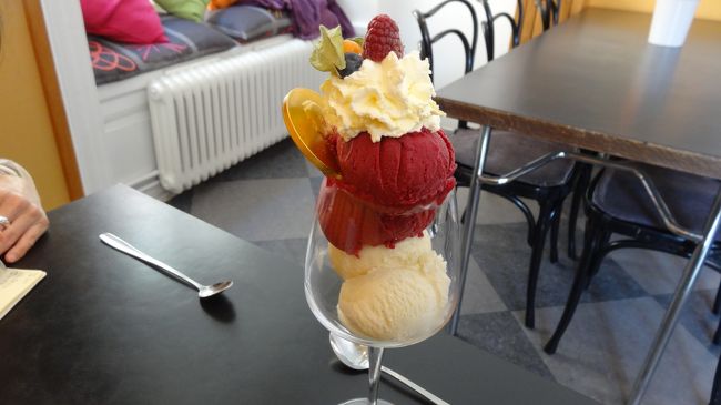 値段を考えると「ブランド力ってすごいなぁ」と思わせる、割と普通の美味しいアイスでした。二人で一つ頼みました。日本人に特に人気なのか、我々以外も全員お客さんは日本人でした。