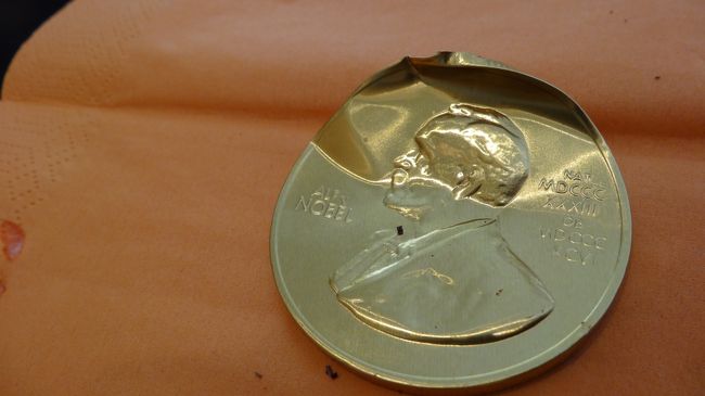 撮影するのを忘れて食べかけました。受賞者がお土産に買って帰られたというメダルチョコレート。