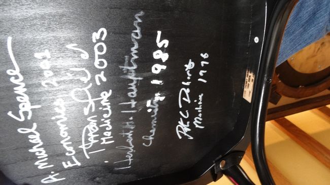 カフェの椅子の裏には過去の受賞者が残したサインがあります。一つの椅子にいくつかのサインがあります。我々の椅子には日本人受賞者のサインはありませんでした。