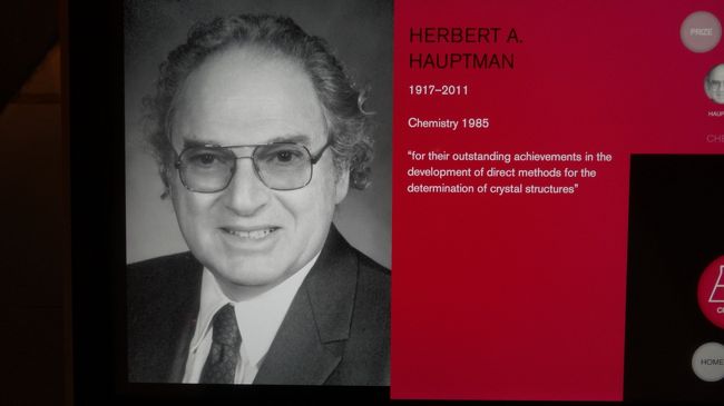 サインの主人は博物館入口にあるディスプレイで確認できます。こちらは私の椅子にあったサインの主です。まったく存じ上げません。Herbert Hauptmanという1985年化学賞を受賞した故人とPeter Mansfieldさんという2003年医学賞を受賞した方でした。後者は磁力での映像化を発見した方みたいです。