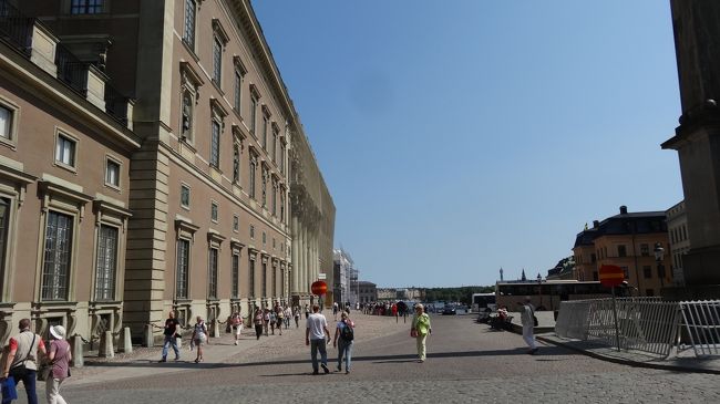 王宮。衛兵の交代式は見ることができませんでしたが、世界ふしぎ発見によれば衛兵の半分は女性とのことでした。