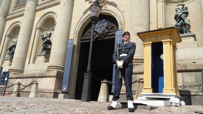 王宮の衛兵。女性もいらっしゃいます。<br />気軽に記念撮影に応じていました。