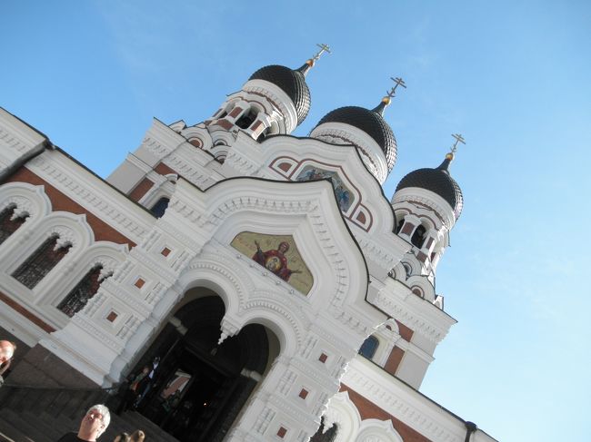 　で、その前にはど〜んとロシア正教会（アレクサンドル・ネフスキー聖堂）。<br /><br />　ロシアに征服されていた歴史からすると、国会議事堂の前にロシア正教会があるのは、エストニアの人にとって気持ちのいいものではないだろうなあ、とは思いますが。