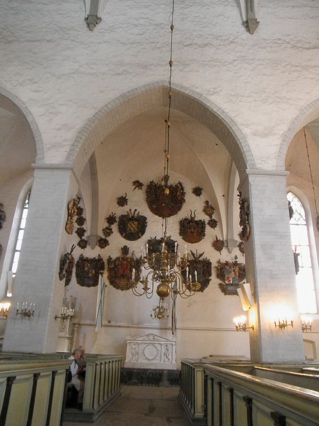 　この教会の変わったところは、教会であると同時に“墓所”でもあるというところ。