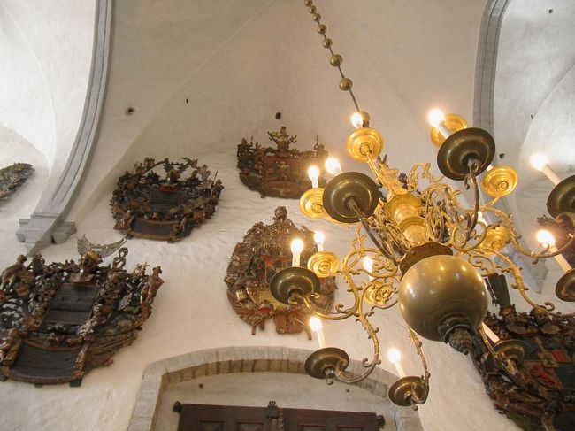 　壁には、紋章、墓標、墓碑銘がいたるところにかけられています。