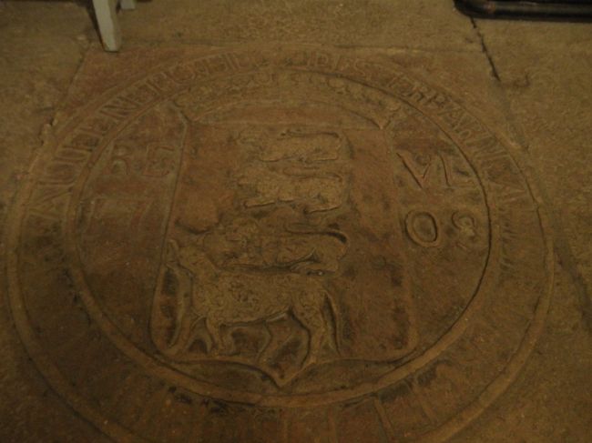 　ちょっとわかりにくいけど、床に掘られた肉屋のギルドの墓石。<br /><br />　動物が彫られています。