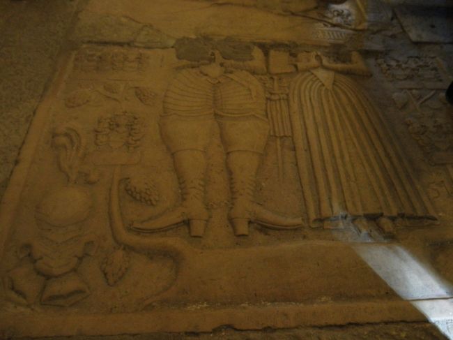 　同じく靴屋のギルドの墓石。<br /><br />　男性と女性の足元が彫られています。<br /><br />　山の手に、貴族と同じ墓所に、職人のお墓があるということは、職人を評価していたことなのかな、と思ったりします。