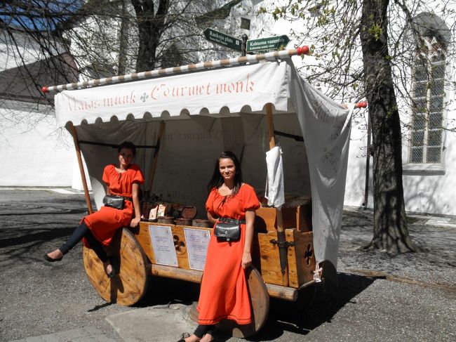 　名物、スパイスナッツ売りのお姉さま。<br /><br />　きれいだけど、なんだかかっこいい感じのするお姉さまたちです。確かにエストニア、美人さん多いかも。