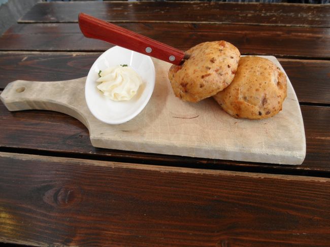 　そろそろお昼。<br /><br />　ラエコヤ広場近くの適当なお店でお食事。<br /><br />　パンにナイフがぶっ刺さった状態でサーブされるという。